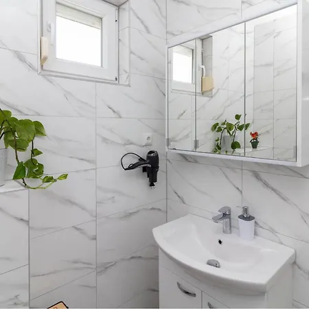 דירה 2 Bedroom Lovely In סטאריגרד-פקלניצה