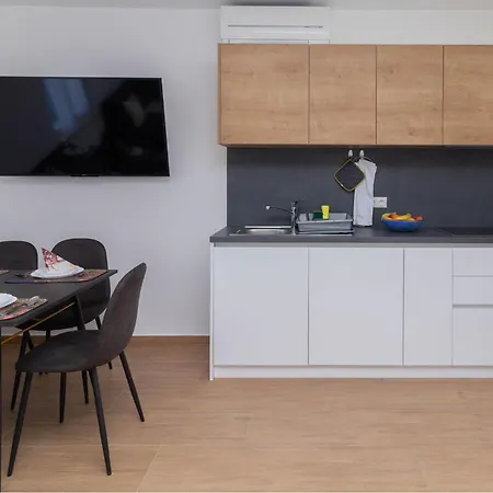 2 Bedroom Lovely In דירה *