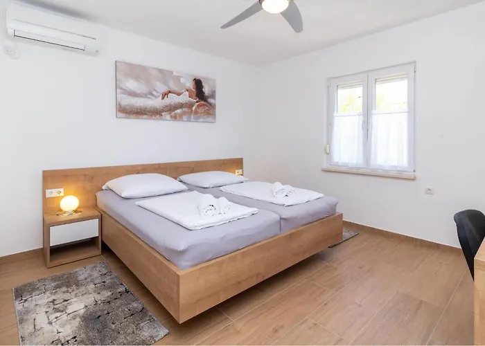 Apartment 2 Bedroom Lovely In Starigrad Paklenica