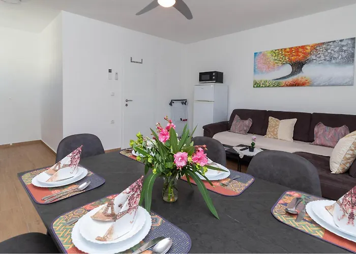 2 Bedroom Lovely In *