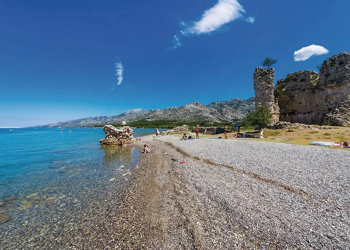 2 Bedroom Lovely In Apartament Starigrad Paklenica