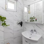 Апартаменты 2 Bedroom Lovely In Стариград-Пакленица