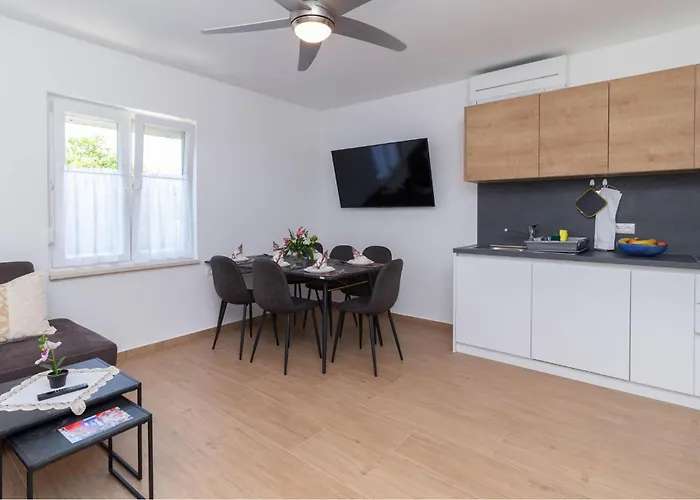 Apartment 2 Bedroom Lovely In
