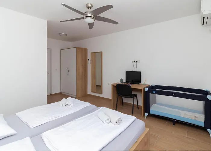 2 Bedroom Lovely In Appartamento *
